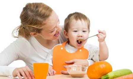 寶寶每天應該吃幾次輔食？需要什么餐具？